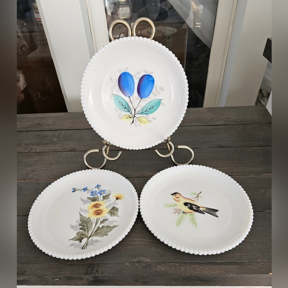 Vintage Westmoreland milk glass plates set of 3